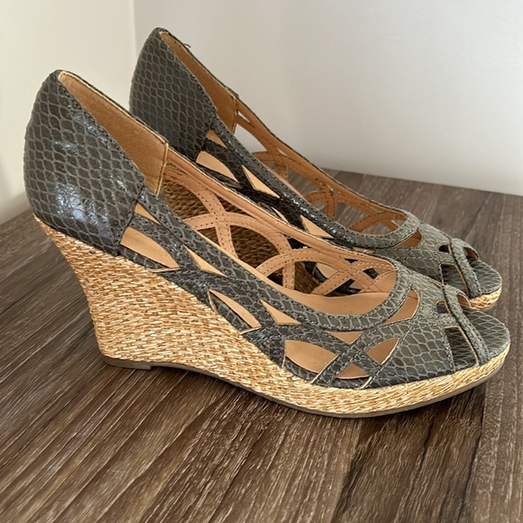 NWOT Sexy Snake Print Wedge Shoes Peep Toe Grey Cut Out - Picture 2 of 6
